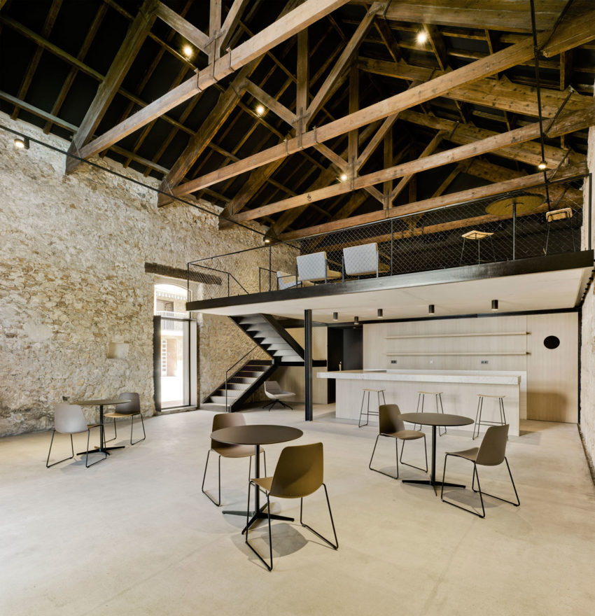 復(fù)式結(jié)構(gòu)的藝術(shù)酒吧設(shè)計(jì)