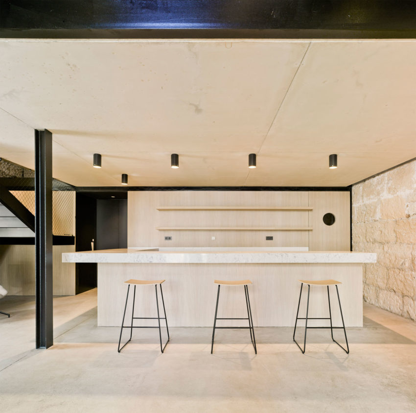 復(fù)式結(jié)構(gòu)的藝術(shù)酒吧設(shè)計(jì)